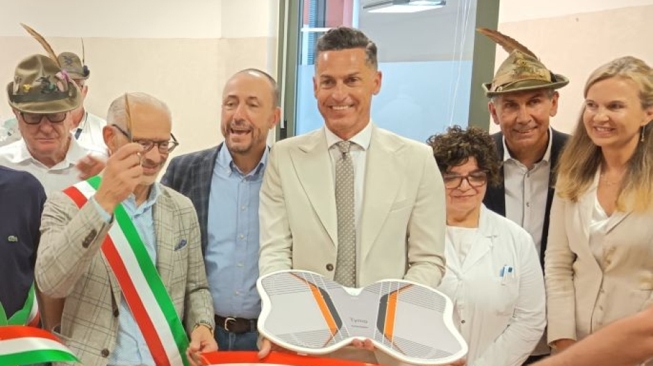 Gli alpini della Valsesiana donano una pedana all'ospedale di Borgosesia